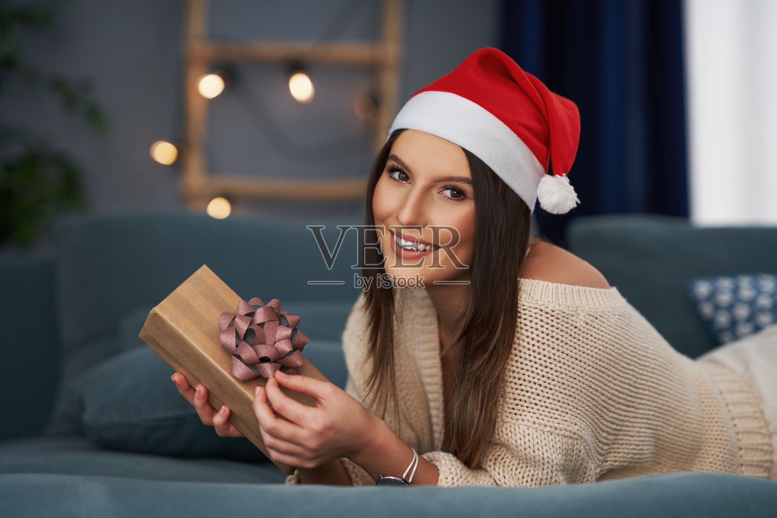 家里有圣诞礼物的成年妇女照片摄影图片