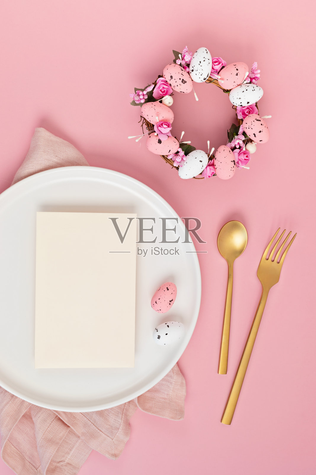 平躺与菜单模型和复活节装饰。复活节花环和空白卡片照片摄影图片