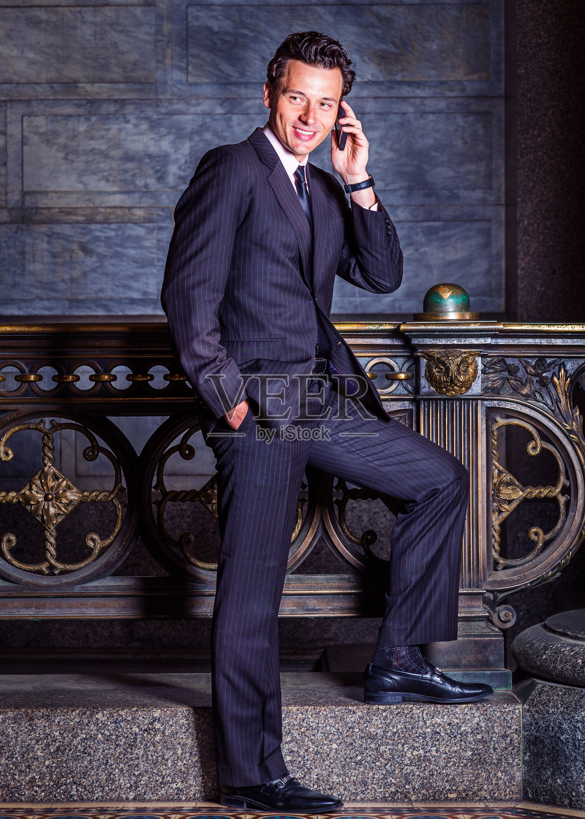 年轻的商人正在用手机交谈照片摄影图片