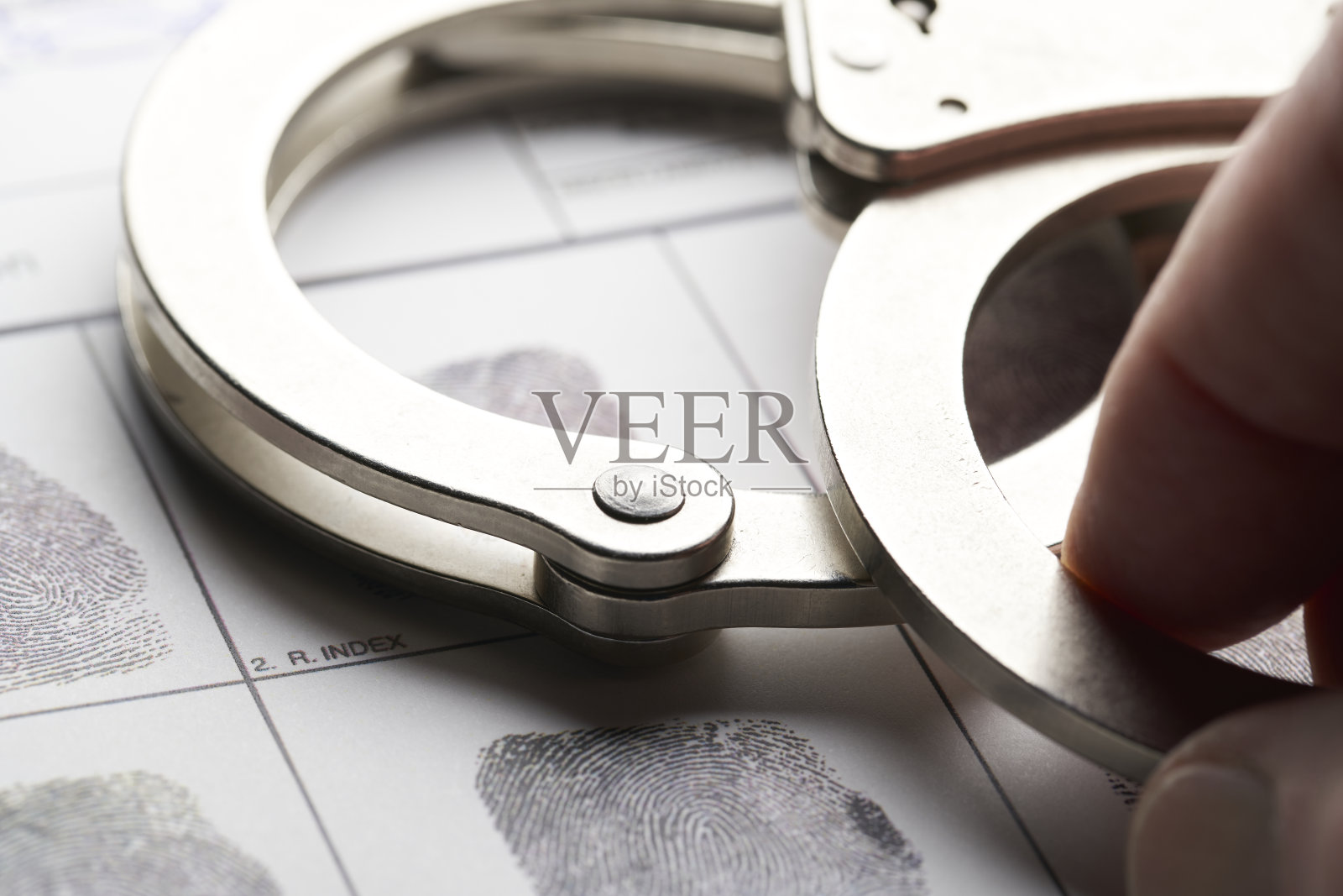 指纹档案上有手铐照片摄影图片