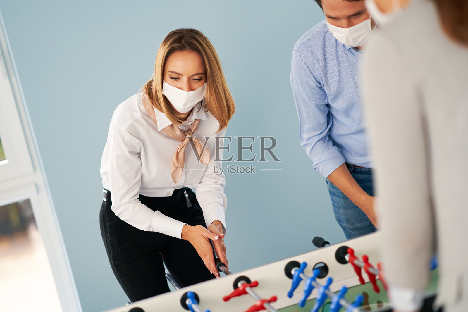 商务人士在共享的办公空间里放松照片摄影图片