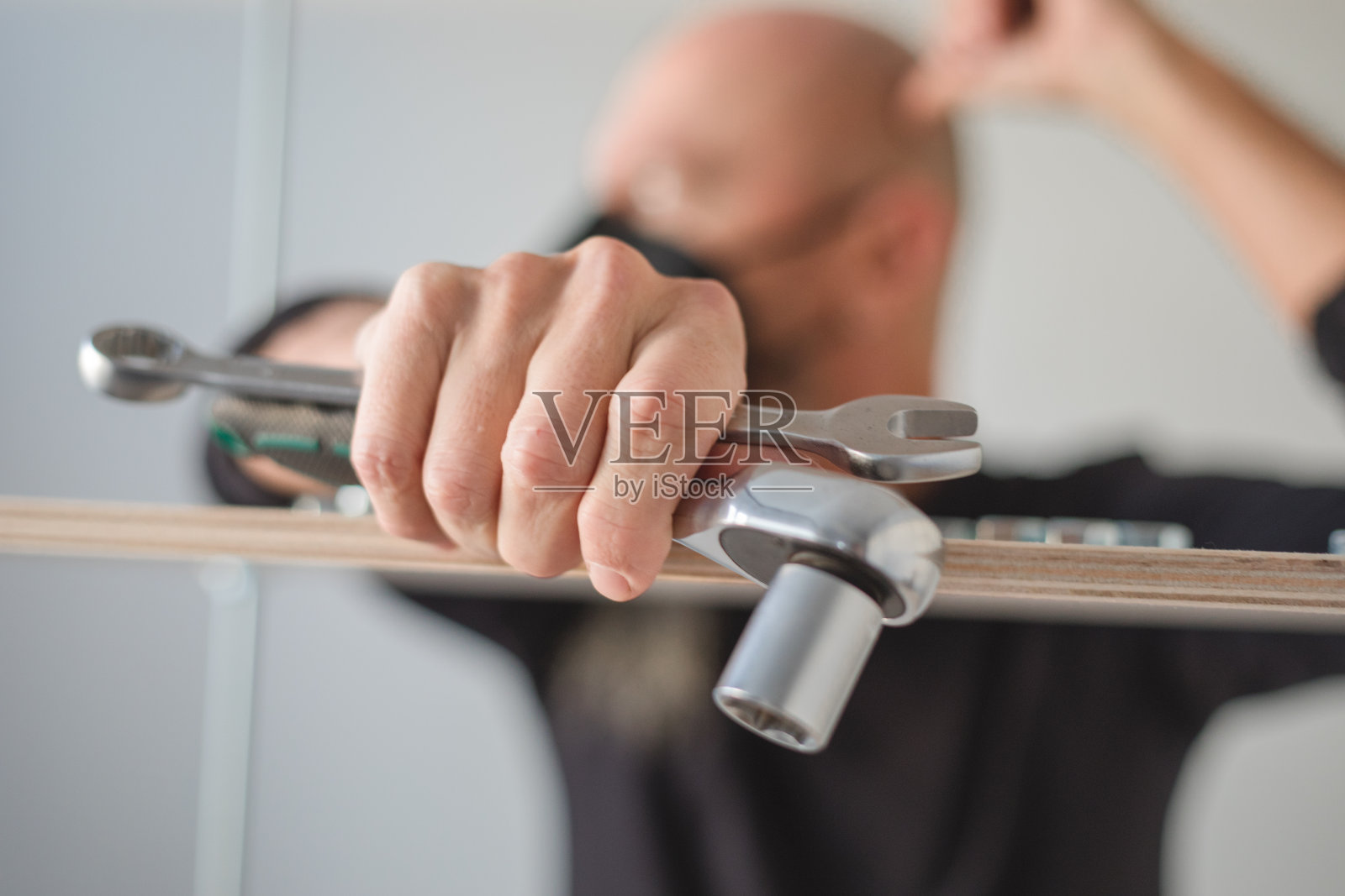 2019冠状病毒病检疫,在家工作,人装配胶合板工业式货架照片摄影图片