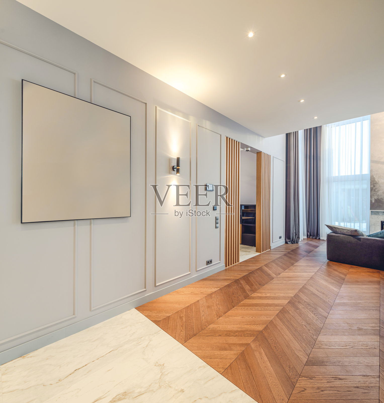 现代木质内饰。硬木地板。白色的墙。巨大的窗口。照片摄影图片