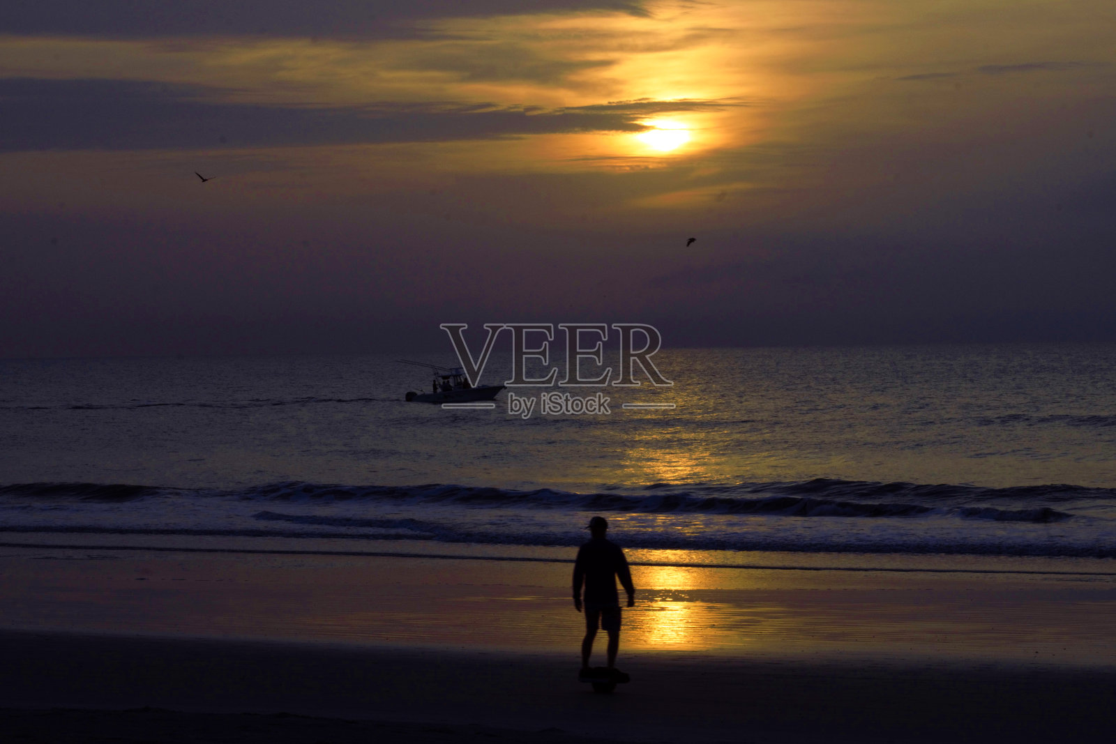 黎明时分海滩边人们的剪影照片摄影图片