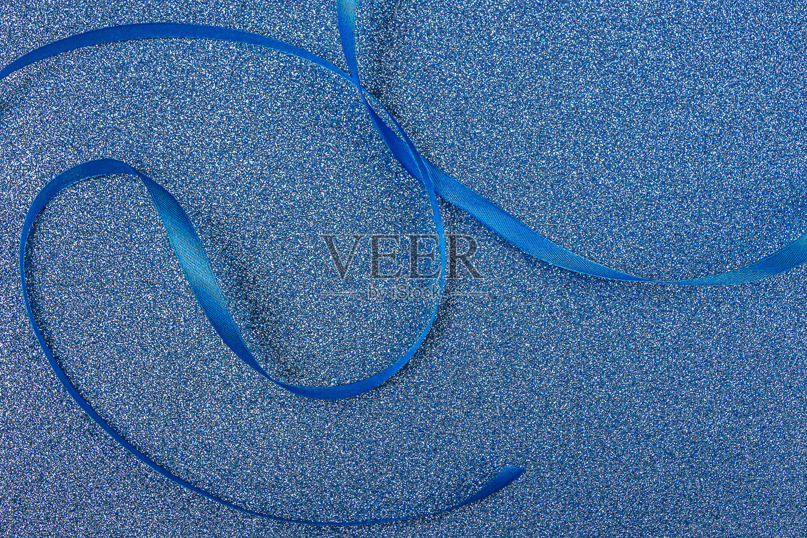 邀请贺卡或礼物盒为父亲,情人节,生日。蓝色闪光模板,用于刻字或带缎带的图形设计。复制空间的文本,模拟。节日的背景照片摄影图片