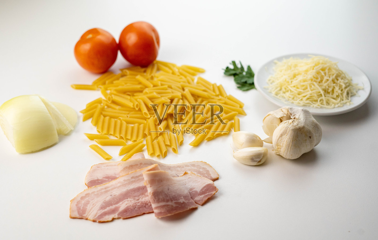 用酱料烹饪通心粉的各种原料照片摄影图片