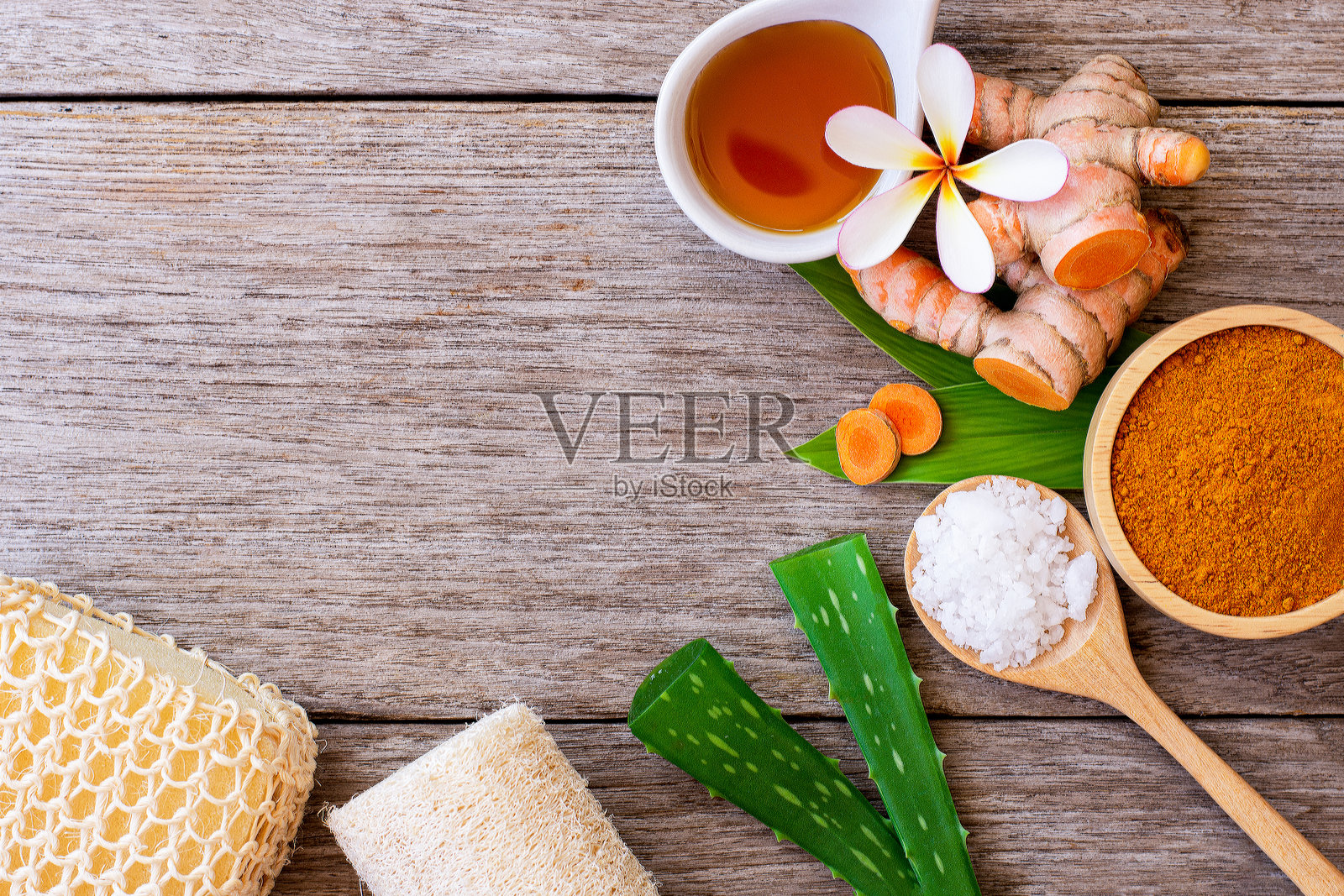 自制的天然皮肤护理和身体磨砂产品与姜黄(姜黄)粉,盐,纯蜂蜜和新鲜芦荟叶照片摄影图片