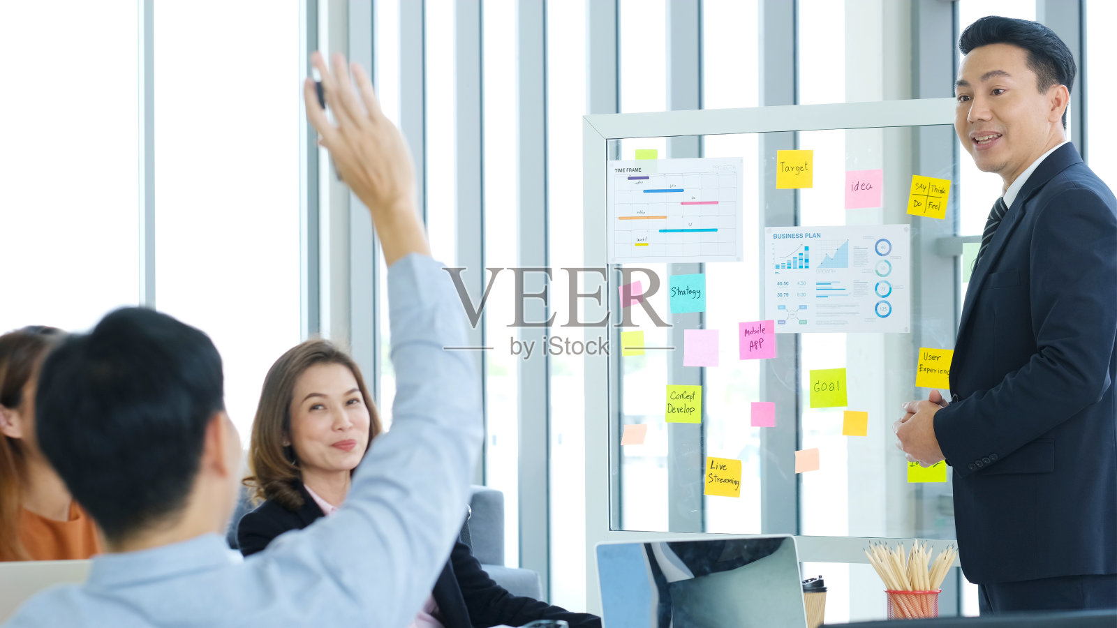 商务人士在办公室会议上向团队展示商业计划信息,亚洲领导人为团队讲解商业图表,商务人士,成功的商业概念照片摄影图片