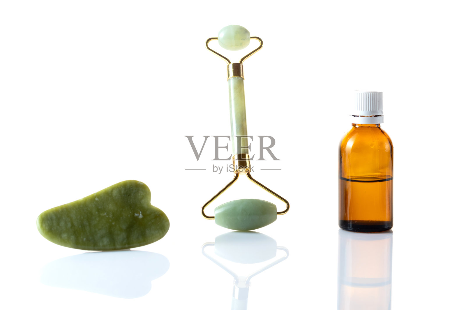 面部护肤美容石。石头和化妆油。隔离。照片摄影图片