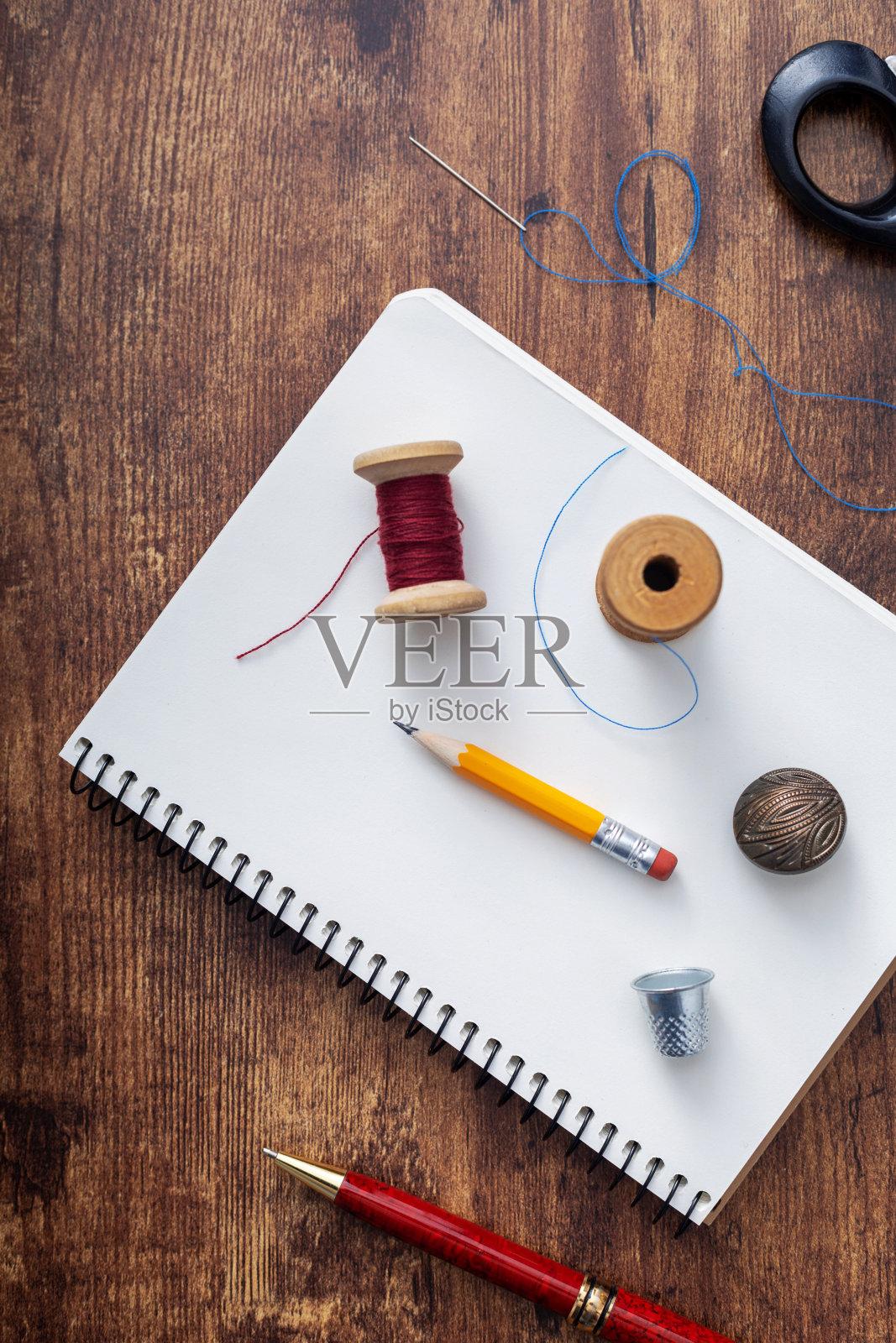 裁缝或缝纫的配饰和用品或工具在餐桌上,概念服装工作室照片摄影图片