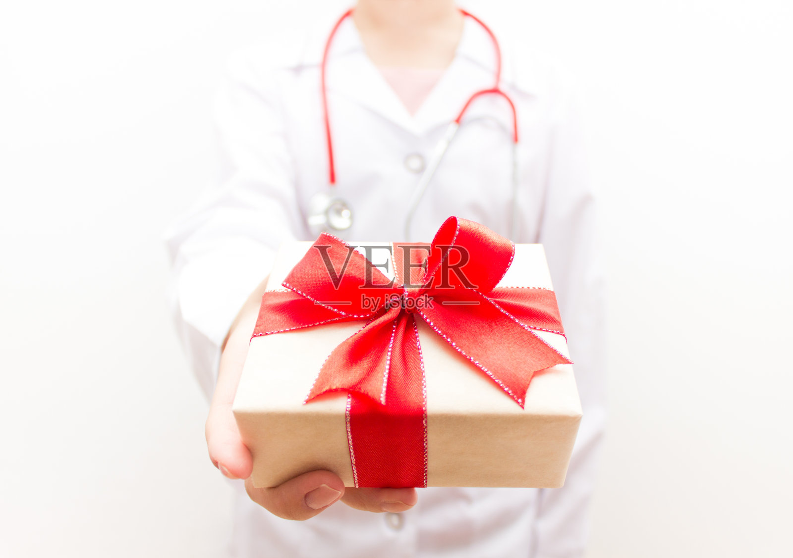 拿着礼盒的女医生照片摄影图片