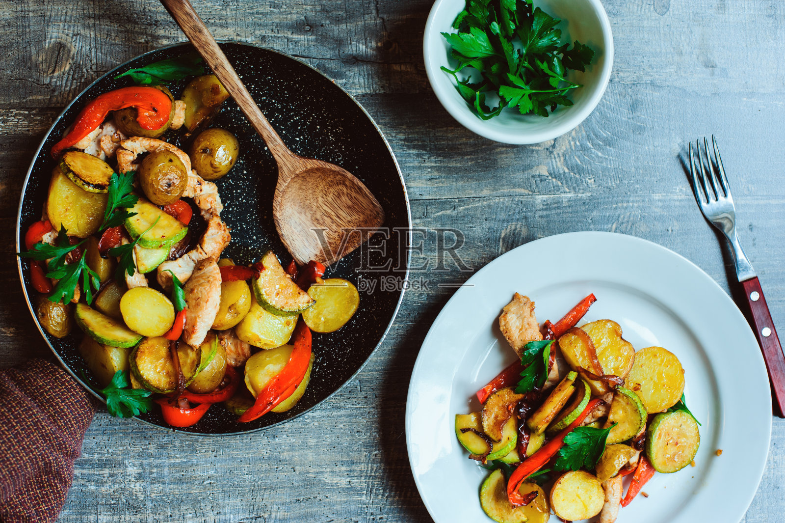 美味健康的农家乐晚餐——鸡胸肉配时令蔬菜烤制照片摄影图片