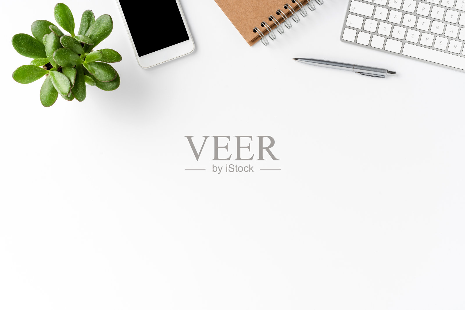 优雅的工作空间与商务配件隔离在白色背景与copyspace。办公室桌面照片摄影图片