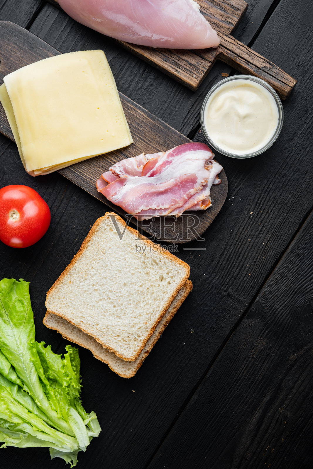 俱乐部三明治配料,在黑色木桌上,俯视图与文本复制空间照片摄影图片