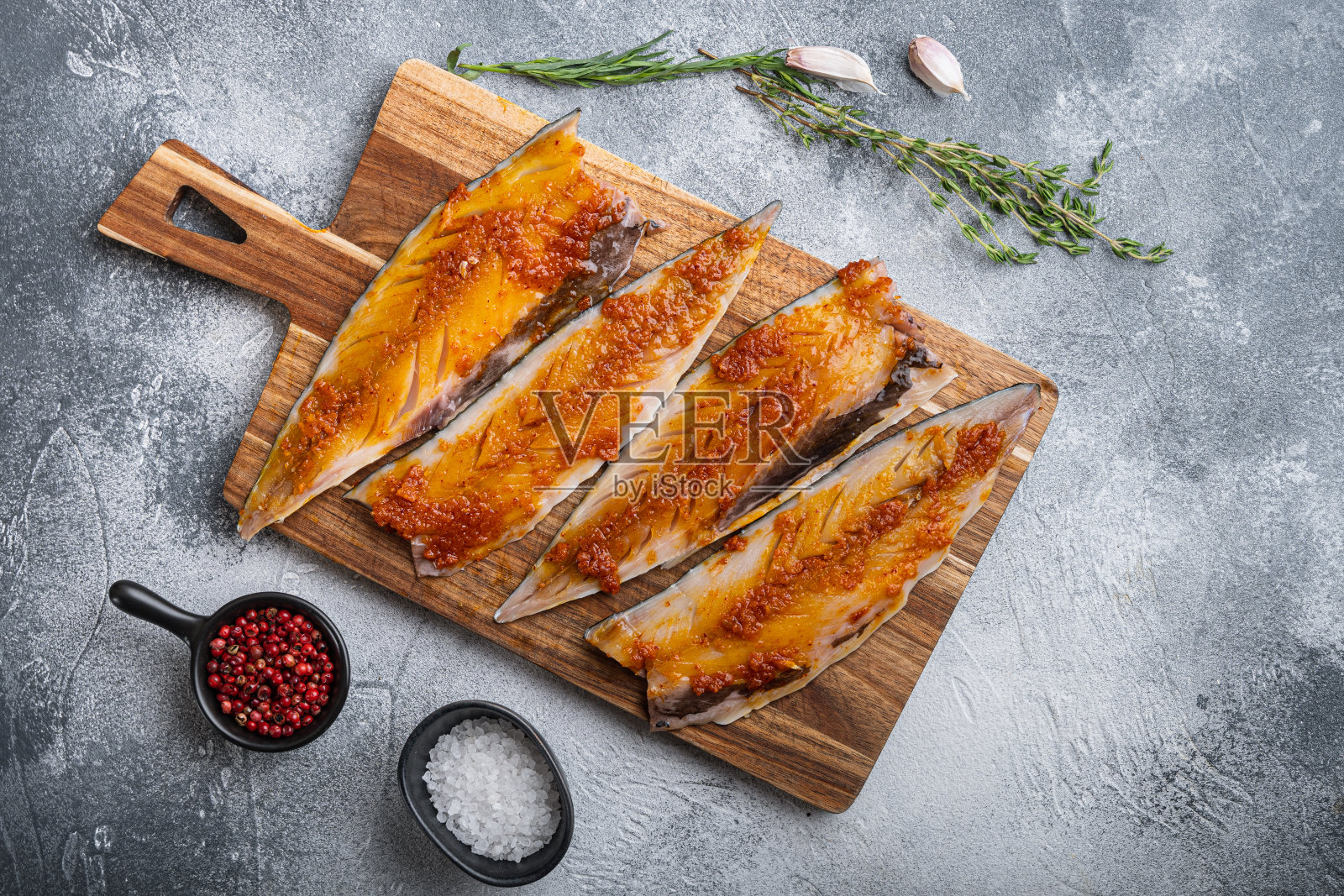 用红辣椒和藏红花腌制的玉米粉放在灰色的背景上,平铺,留出文字的空间照片摄影图片