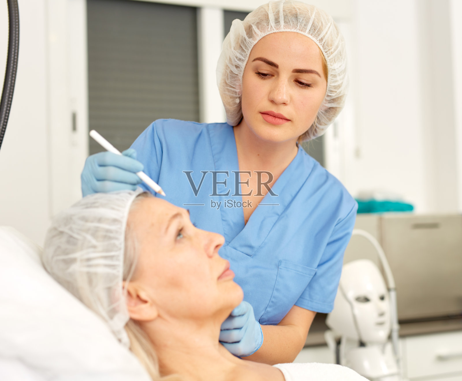 成熟的女人准备做整容手术照片摄影图片