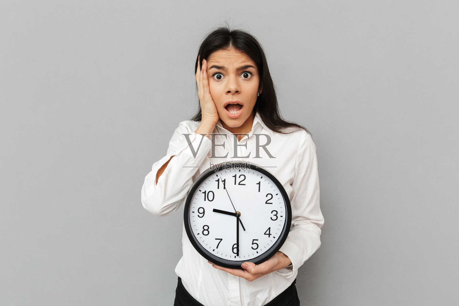 一个震惊的年轻女商人的肖像照片摄影图片