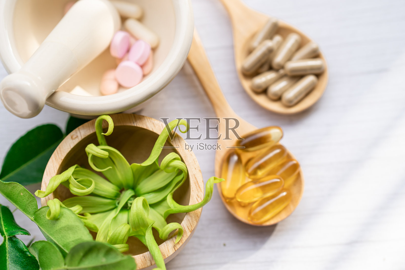 替代药物草药有机胶囊与维生素E欧米加3鱼油,矿物质,药物与草药叶天然补充健康良好的生活。照片摄影图片