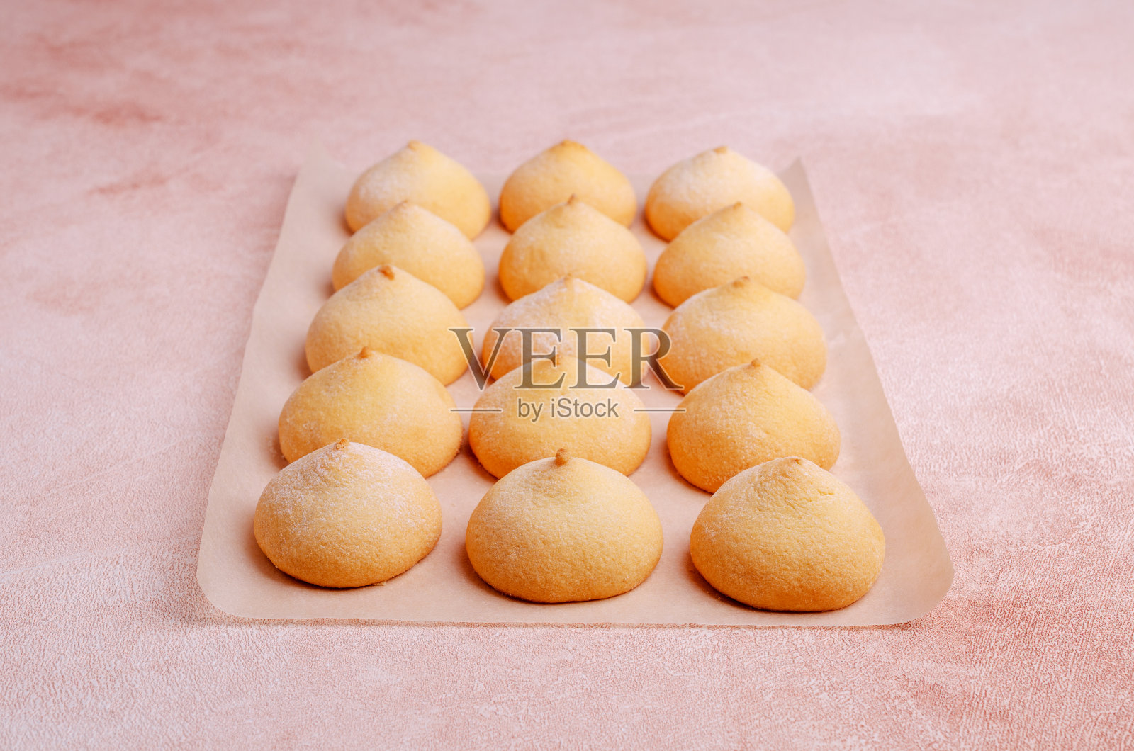 海绵饼干在水泥背景。照片摄影图片