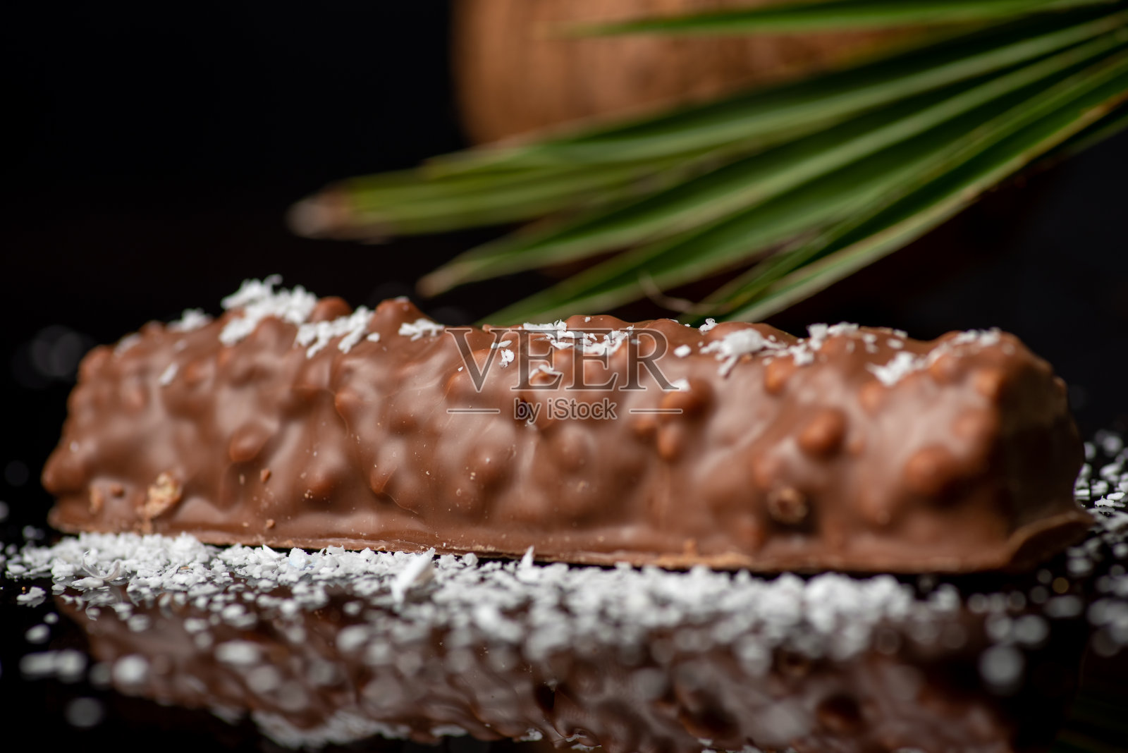 椰子巧克力点心,坚果和焦糖照片摄影图片