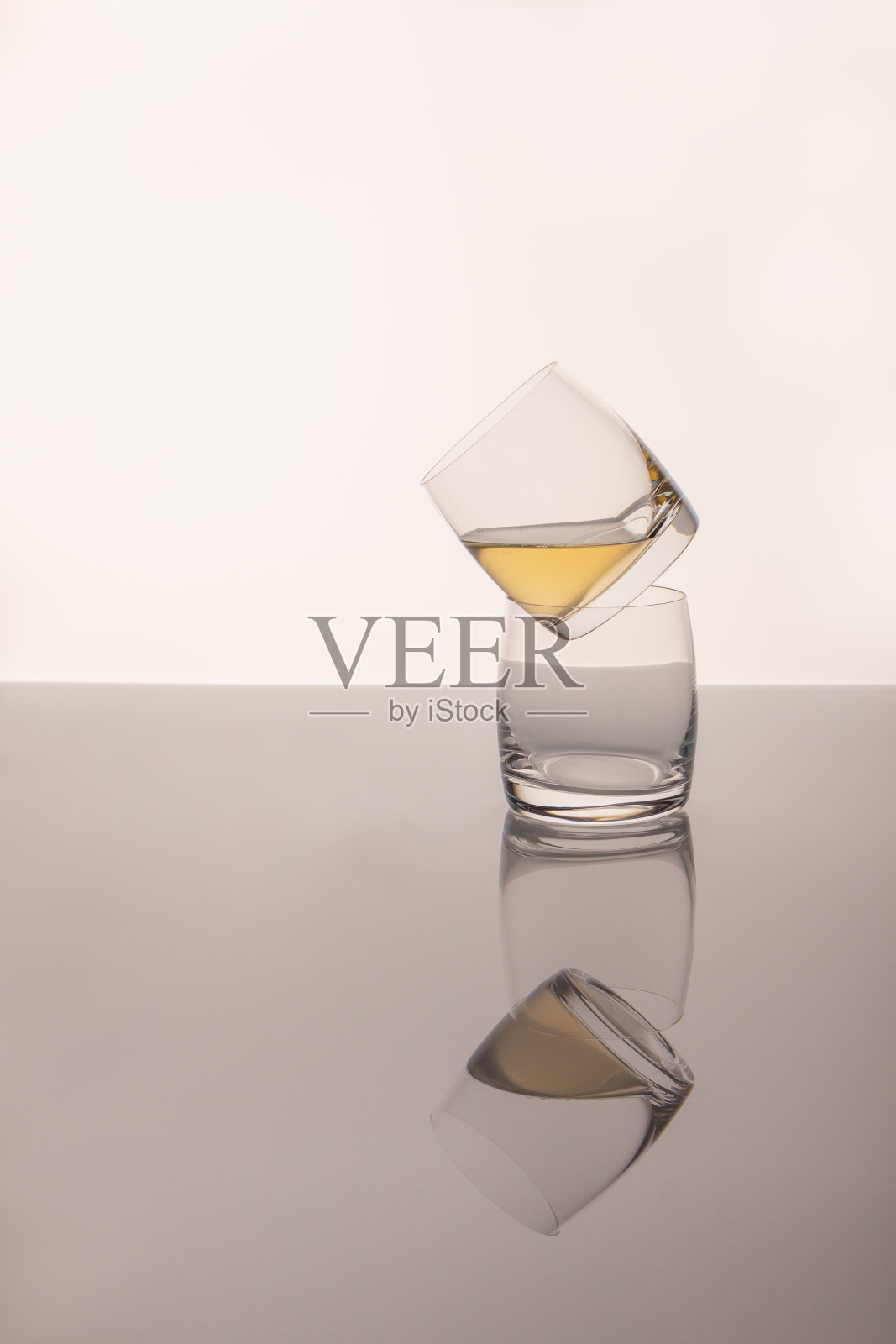 绿茶康普茶杯,加冰块放在丙烯酸杯上照片摄影图片