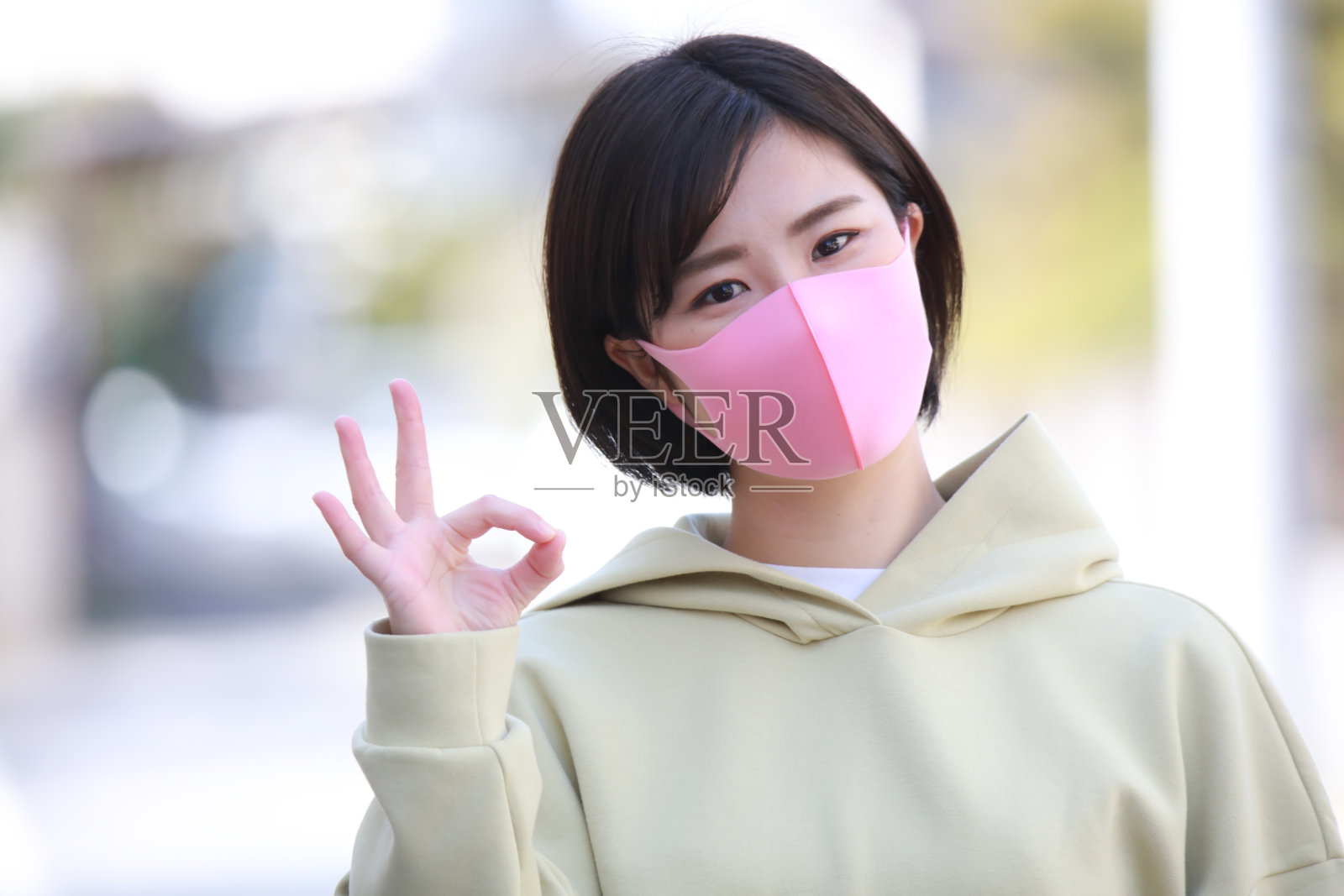 戴着面具的妇女用手围成一圈照片摄影图片