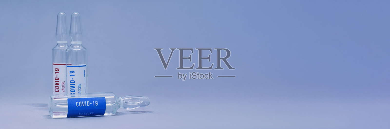 冠状病毒疫苗。新型冠状病毒肺炎轻背景下的新型冠状病毒疫苗安瓿。大规模接种疫苗以预防世界性流行病。照片摄影图片