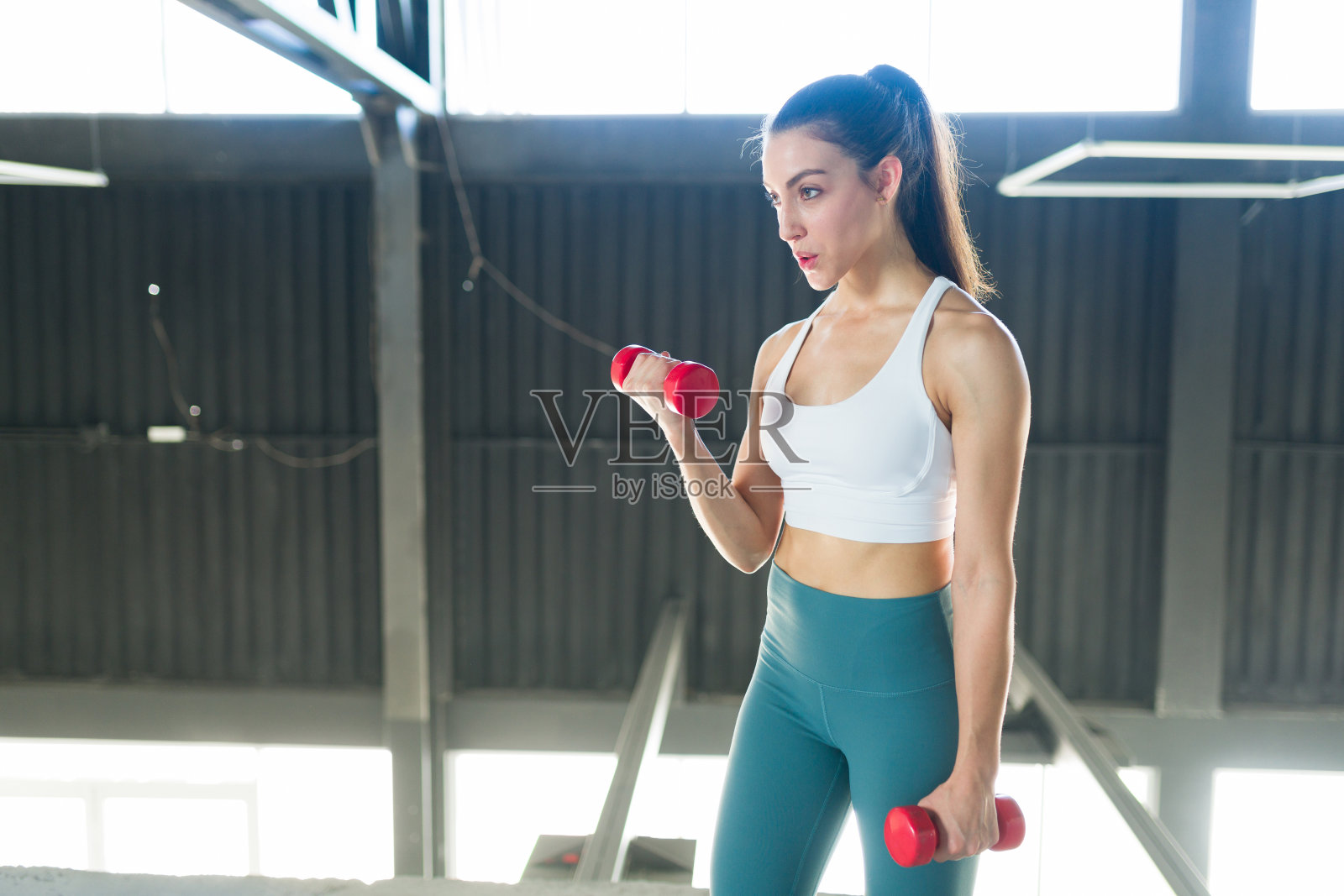 美女练哑铃时流汗照片摄影图片