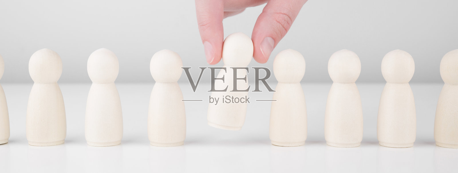 员工招聘。许多员工和从群众中选择一个领导。人力资源、猎头和CEO概念照片摄影图片