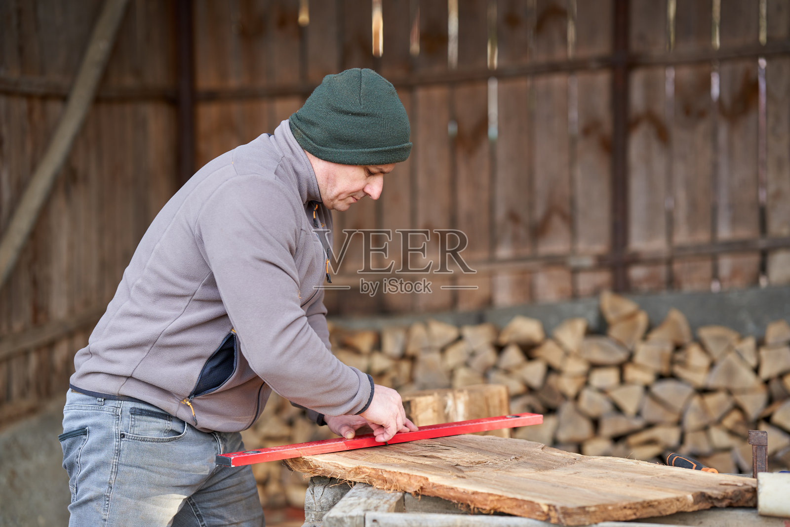 木匠测量并绘制胡桃木照片摄影图片