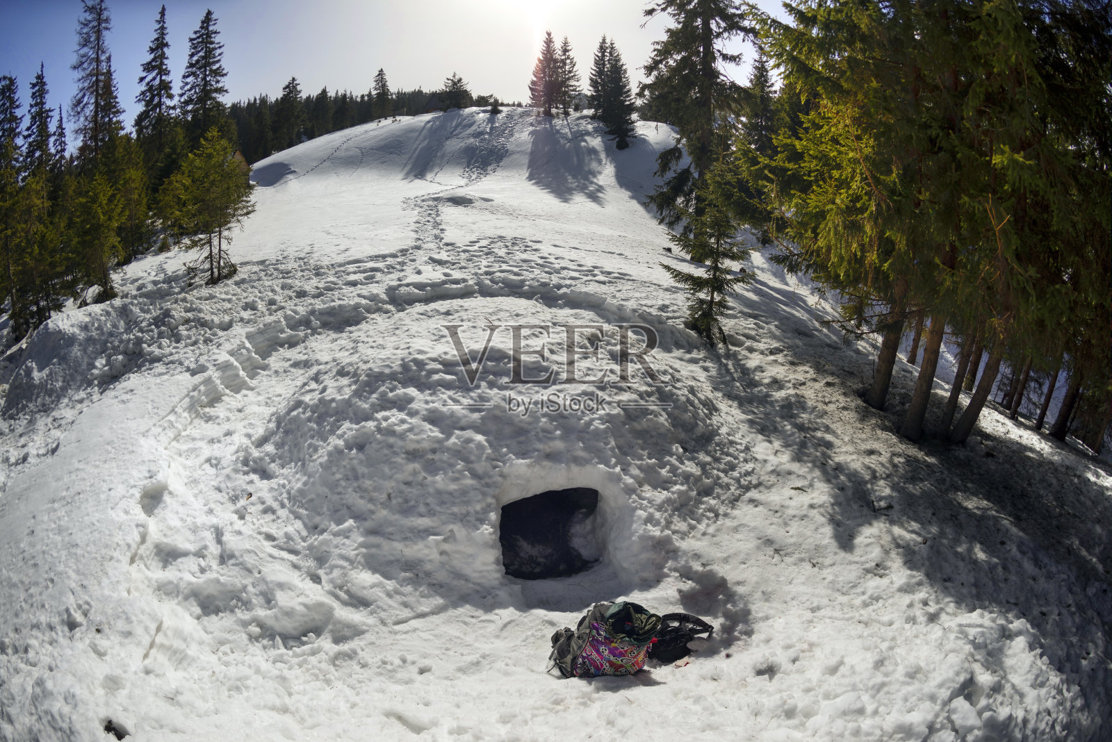 雪洞里的登山者。照片摄影图片