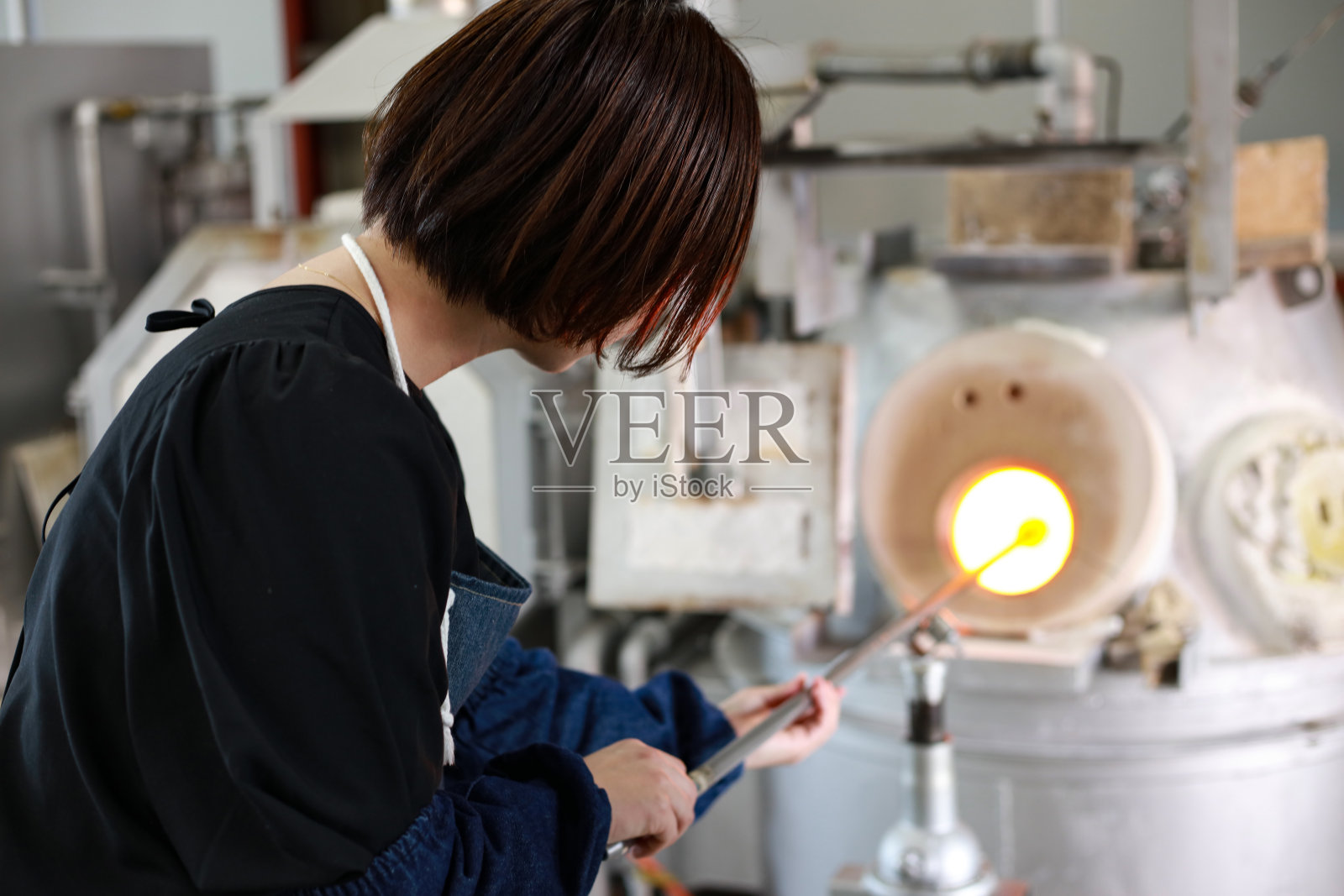 吹制玻璃容器的妇女照片摄影图片