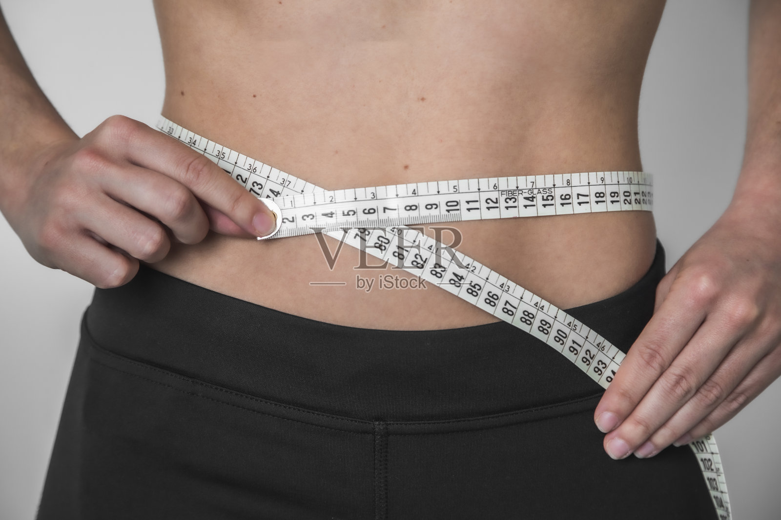 女人在测量她的腰围照片摄影图片