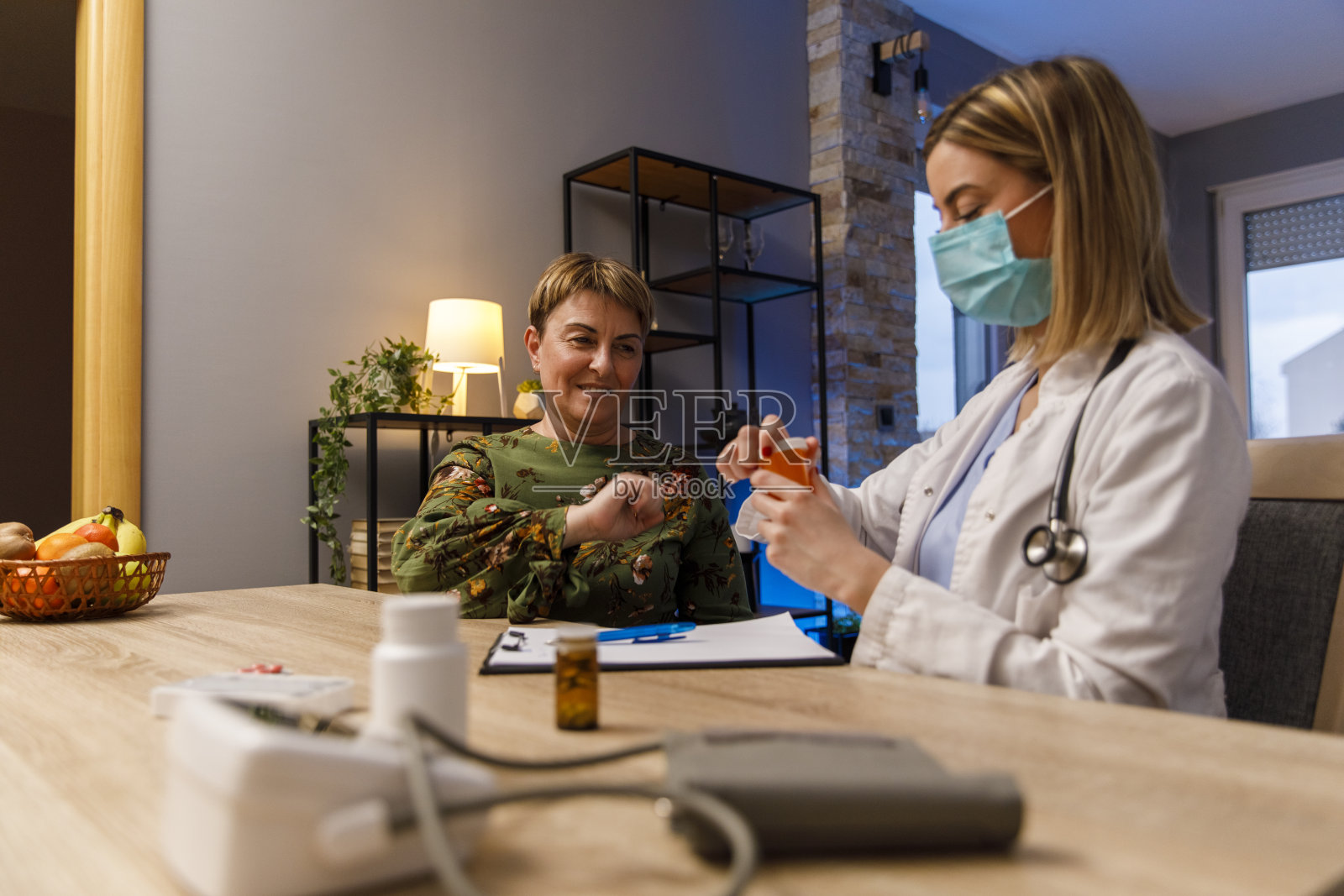 医生给成熟女子检查后给她治疗照片摄影图片