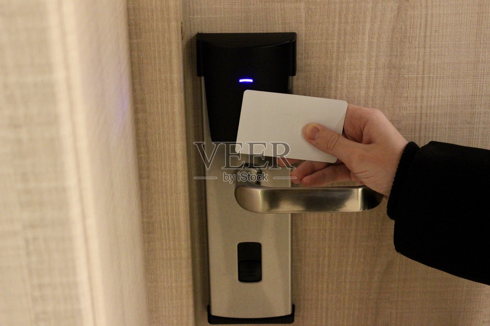 接近钥匙卡,以验证开锁门。手持钥匙卡。钥匙卡酒店房间入口照片摄影图片