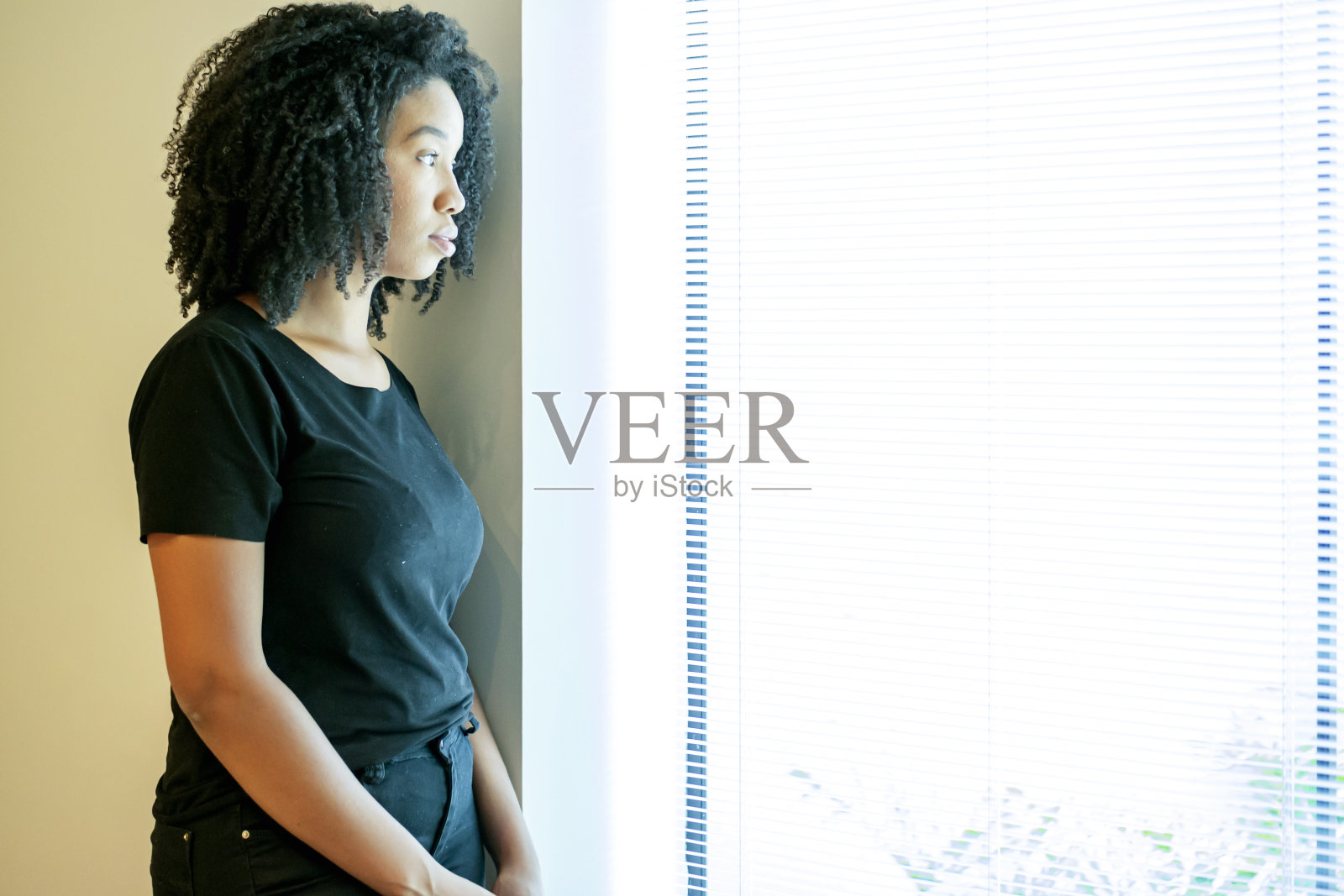 办公室里靠窗的女人照片摄影图片