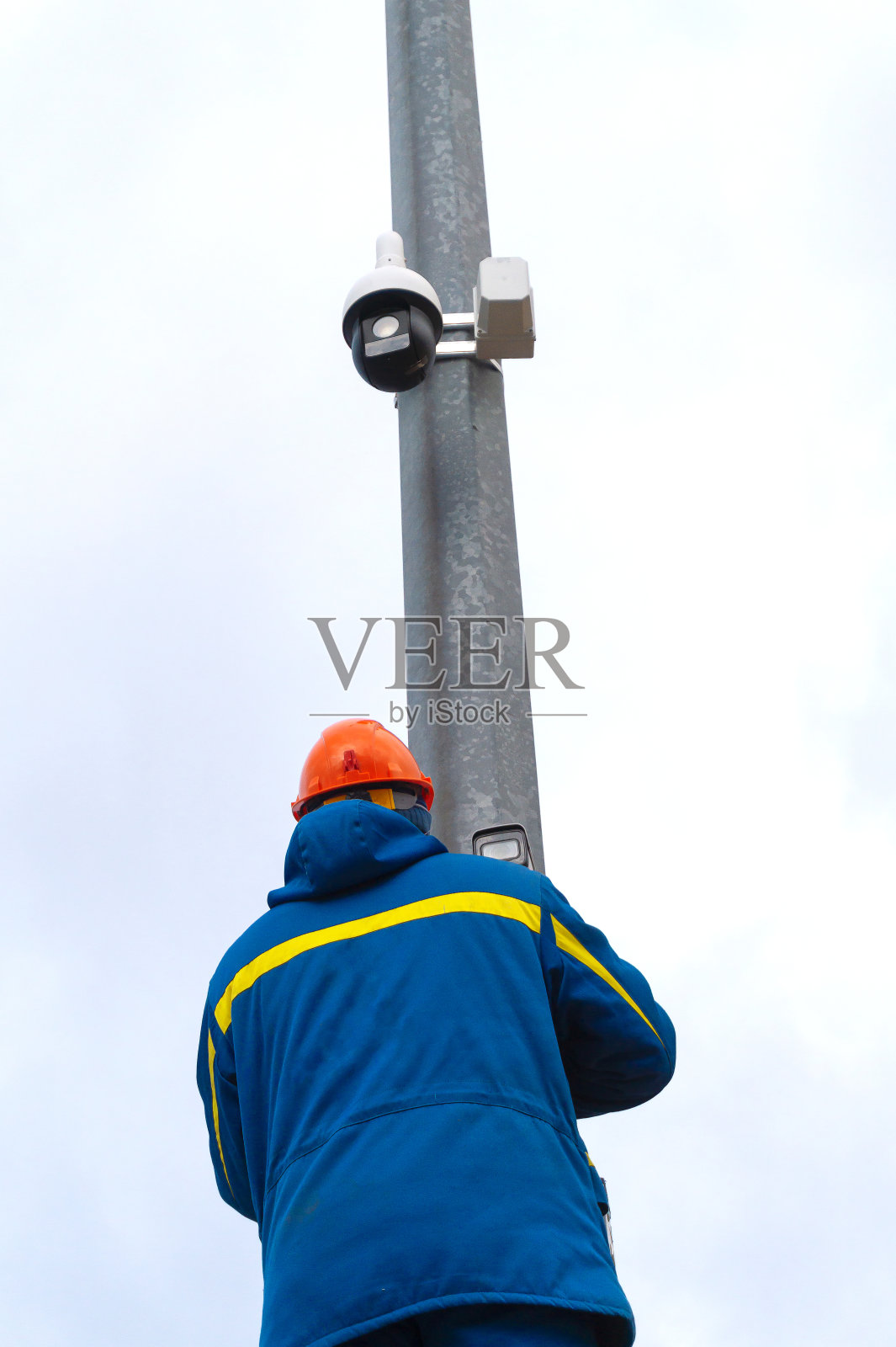 一个正在工作的安装人员安装和连接街道监控摄像头照片摄影图片