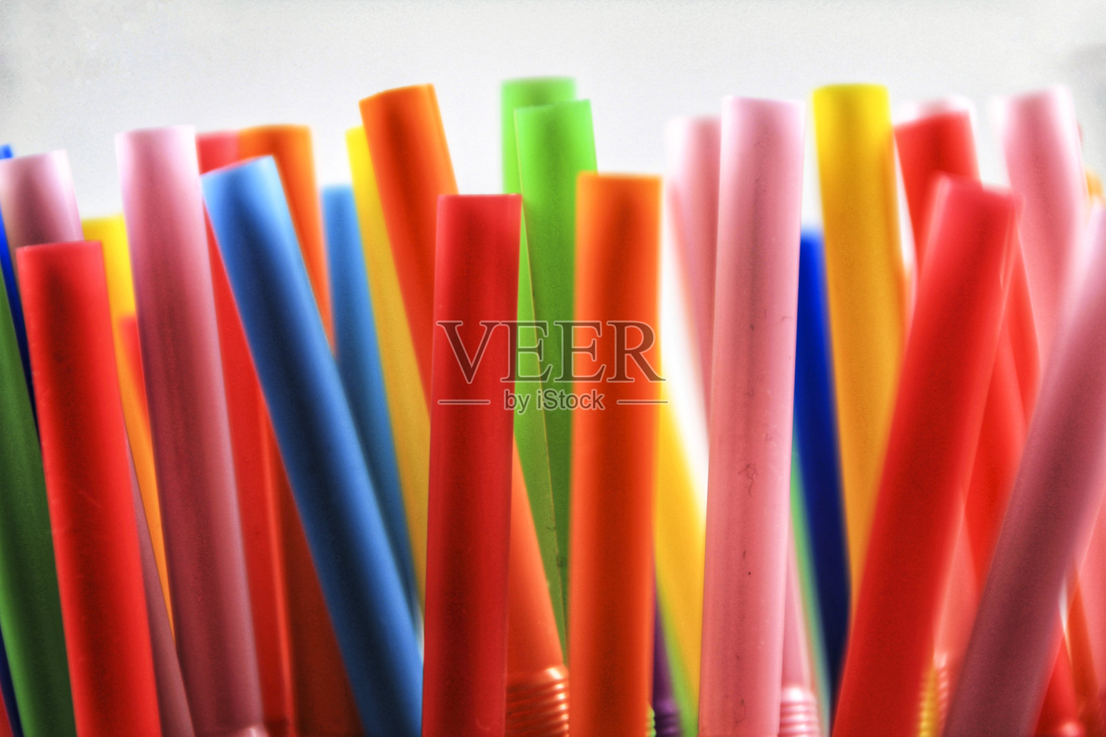 近距离观察彩色塑料吸管照片摄影图片