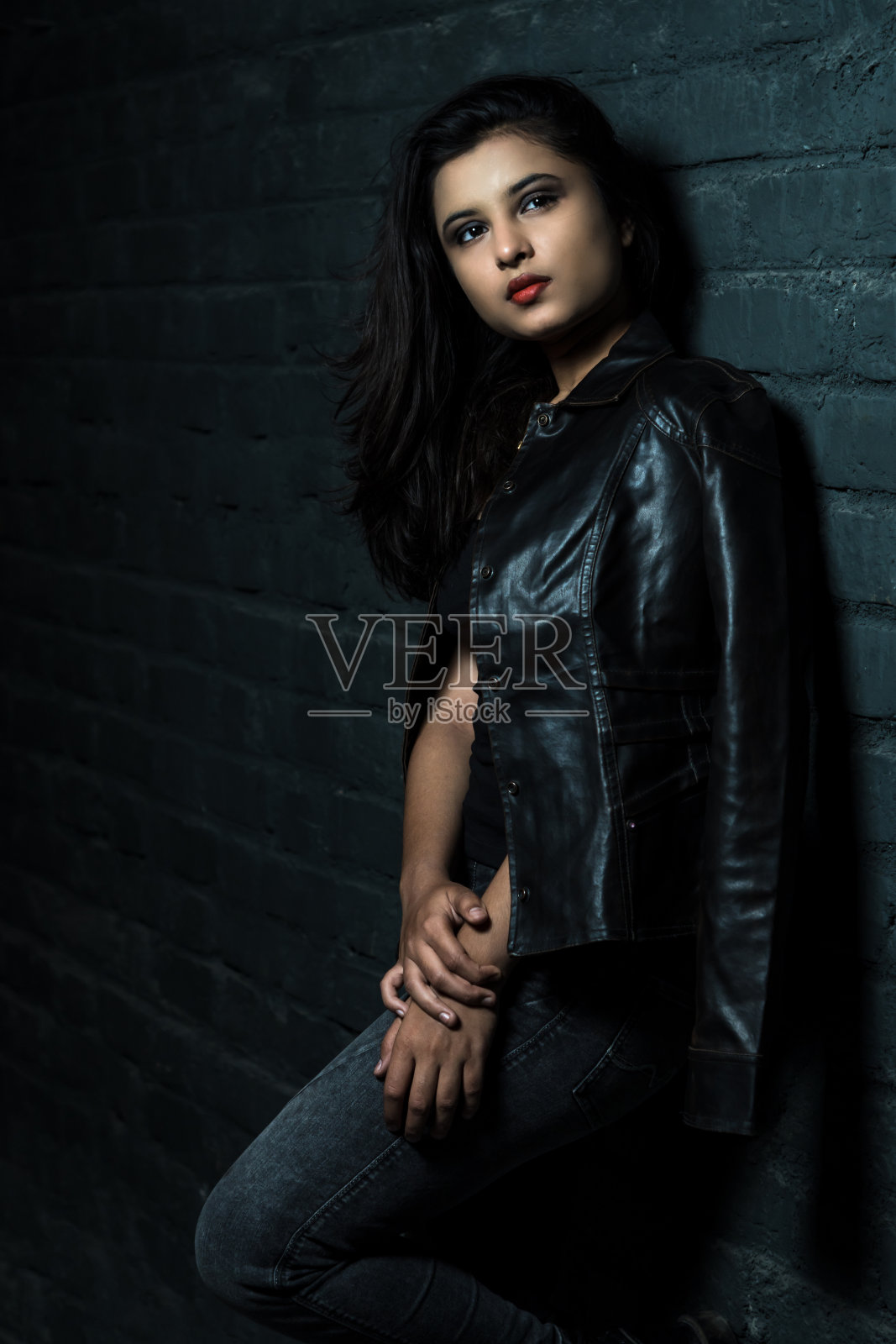 女人在酒吧穿夹克富有时尚的女士,性感的样子照片摄影图片