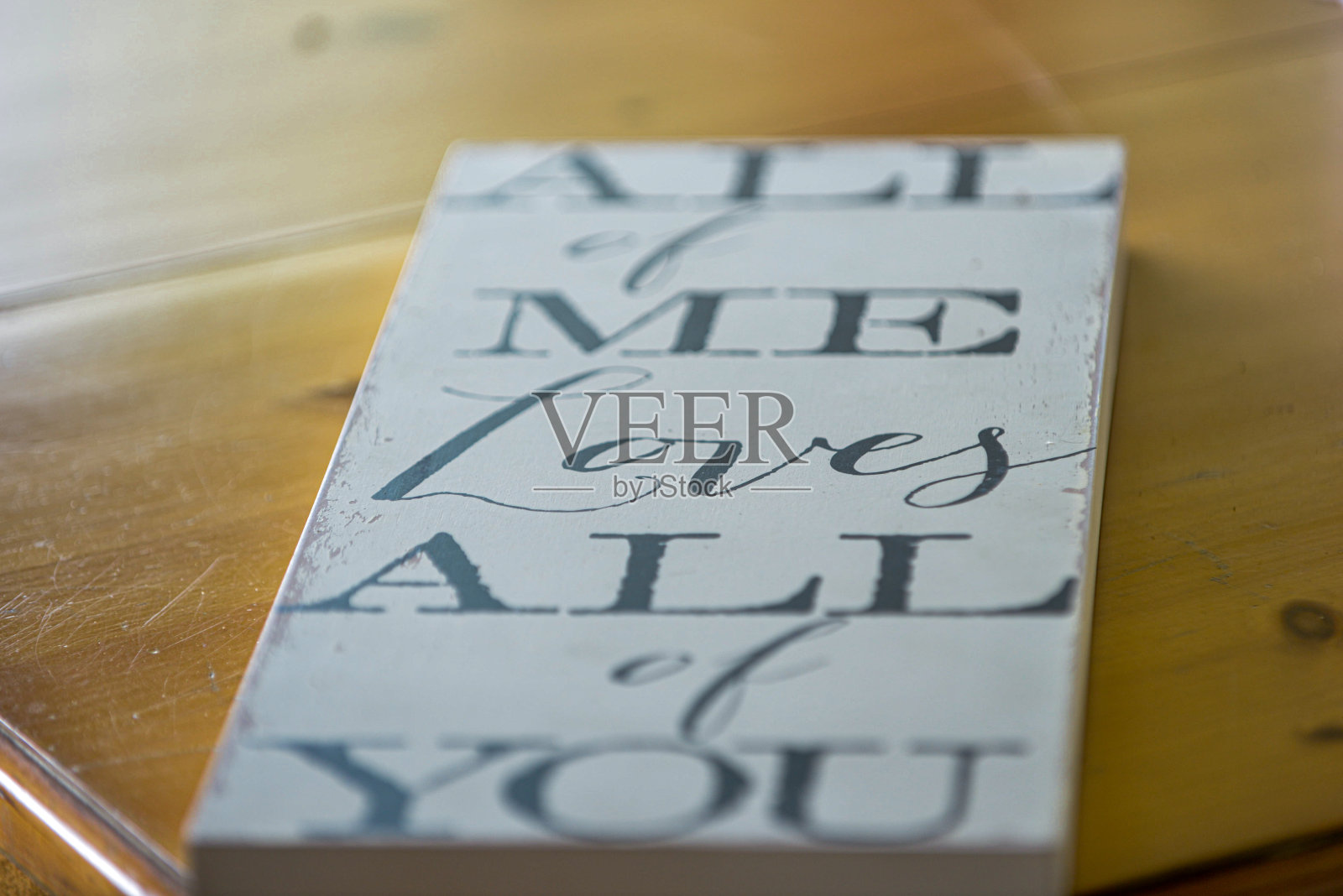 “我爱你们所有人”的婚礼标志,白板上写着黑色的字母照片摄影图片