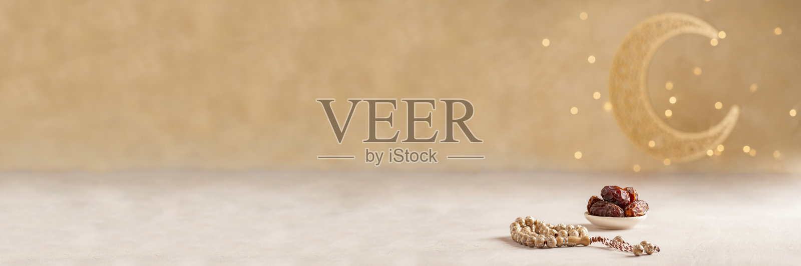 斋月金色月亮装饰、伊斯兰念珠和枣椰果照片摄影图片