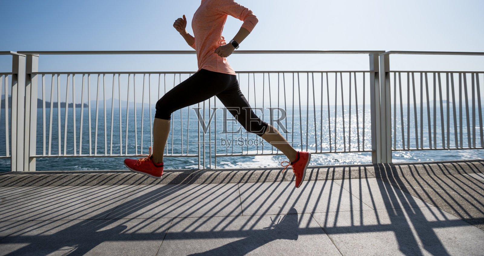 健康的生活方式,健身,运动,女人,跑步在海边小径照片摄影图片