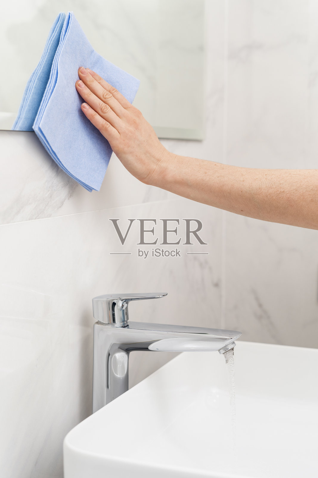 用抹布在家里打扫浴室的女人照片摄影图片