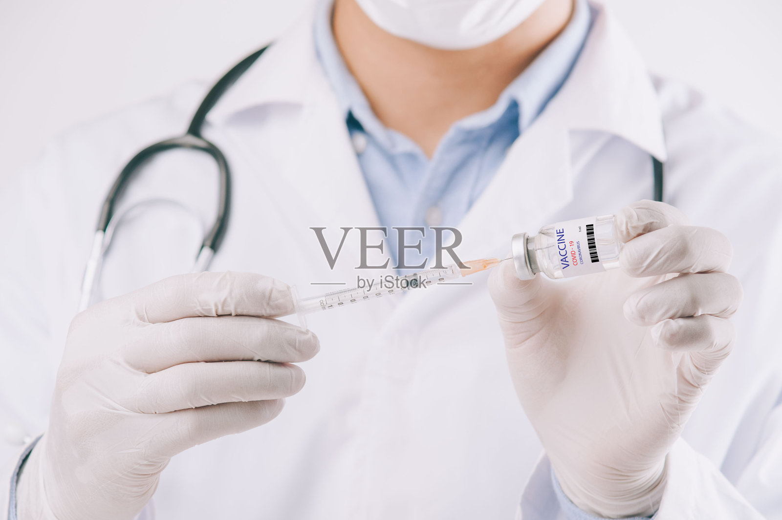 概念对抗covid-19冠状病毒,医生或科学家在实验室手持注射器,液体疫苗儿童或老年人,概念:疾病、医疗保健、科学。照片摄影图片