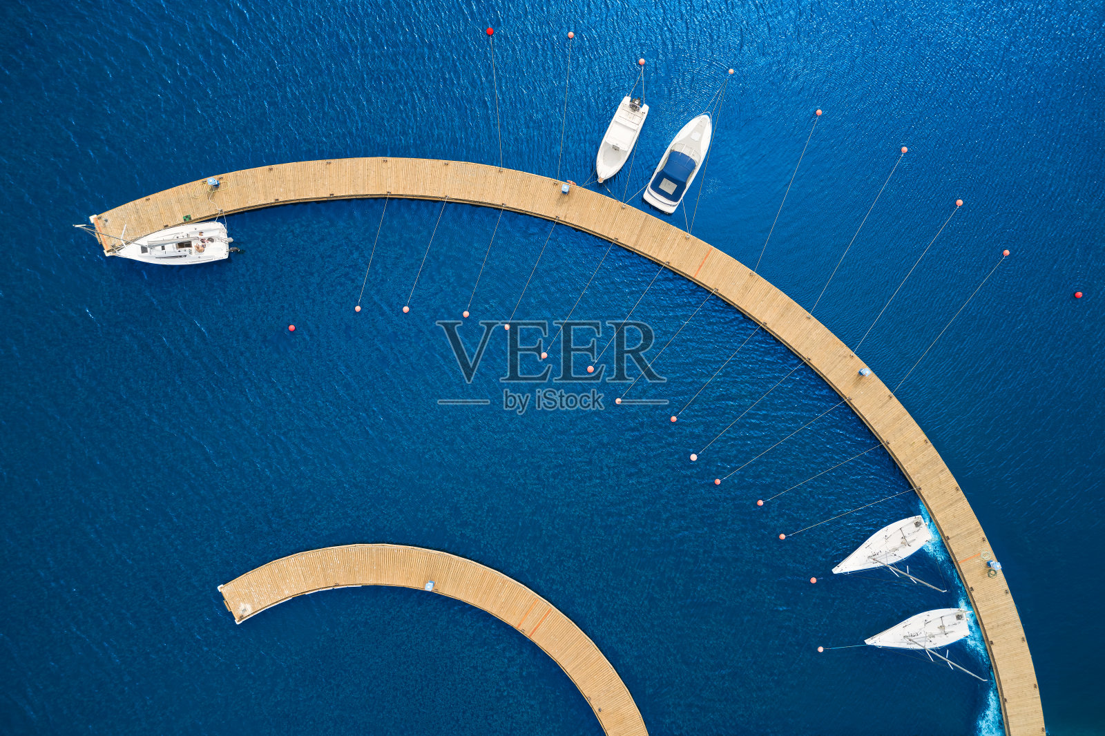 航拍由无人机Marina。照片摄影图片