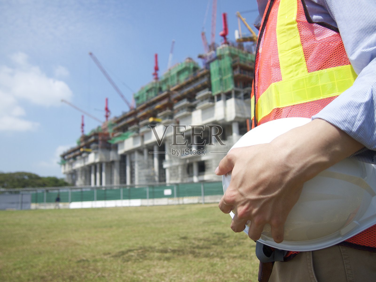 有头盔和在建建筑的建筑者照片摄影图片