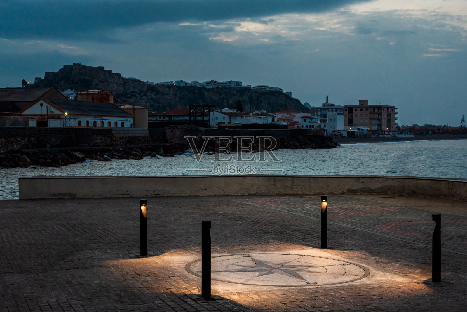 罗盘升起在人行道上照片摄影图片