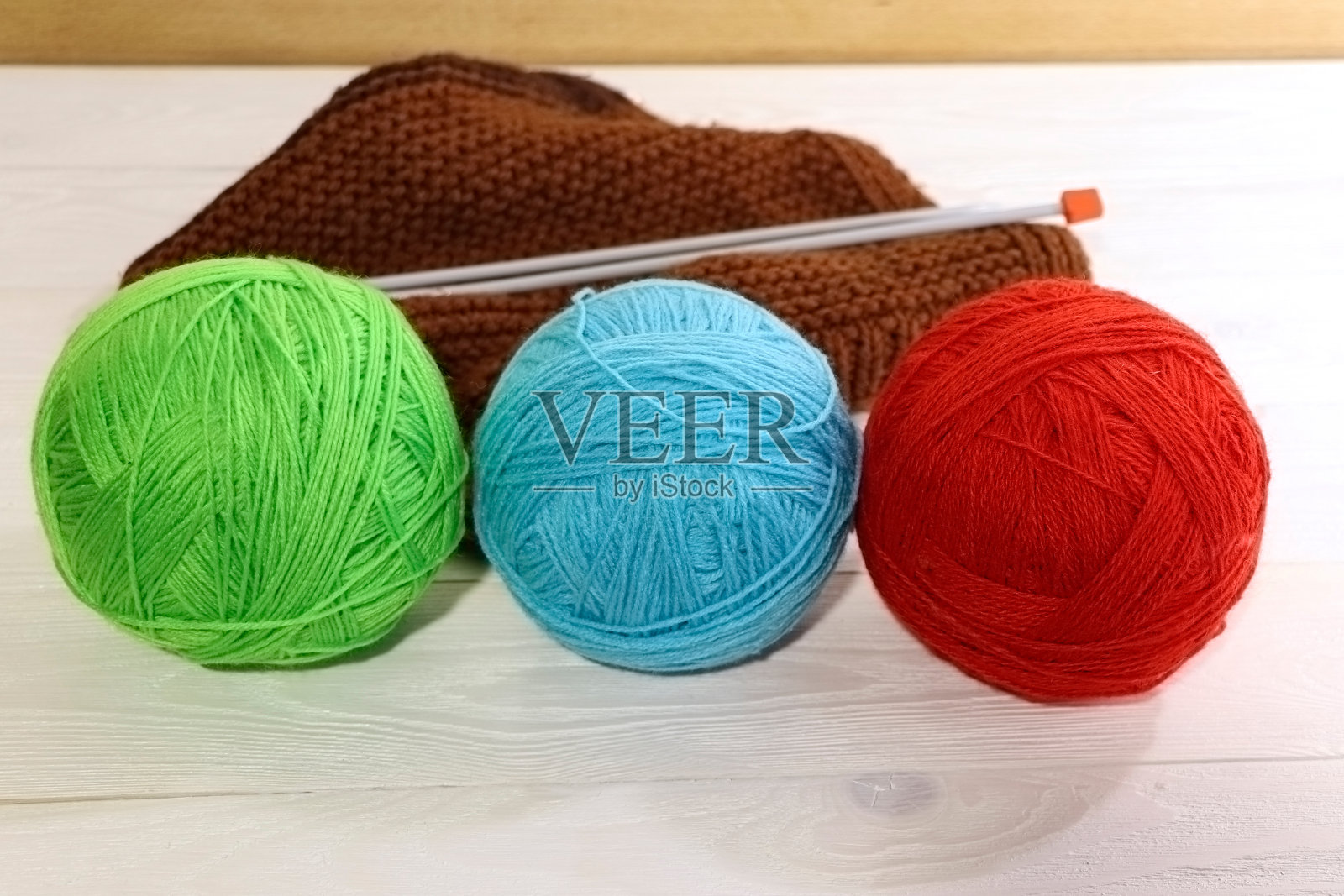 木制背景上的毛线线索。编织针。照片摄影图片