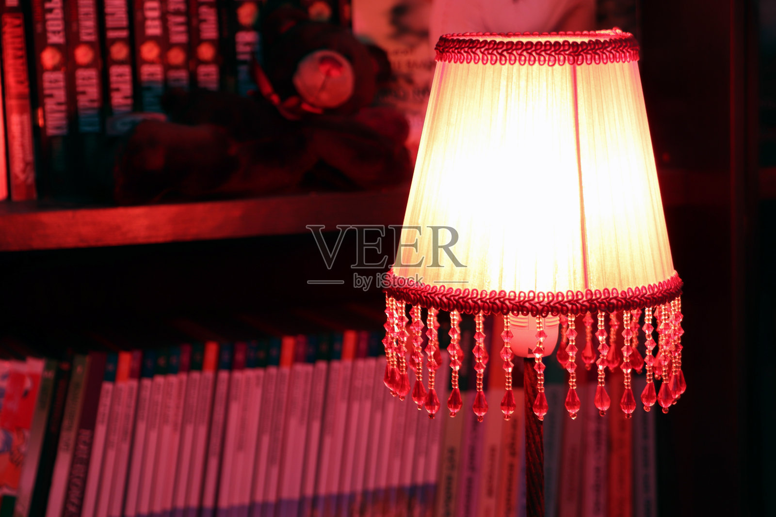 一盏挂着猩红色吊灯的大红灯。装饰。照片摄影图片