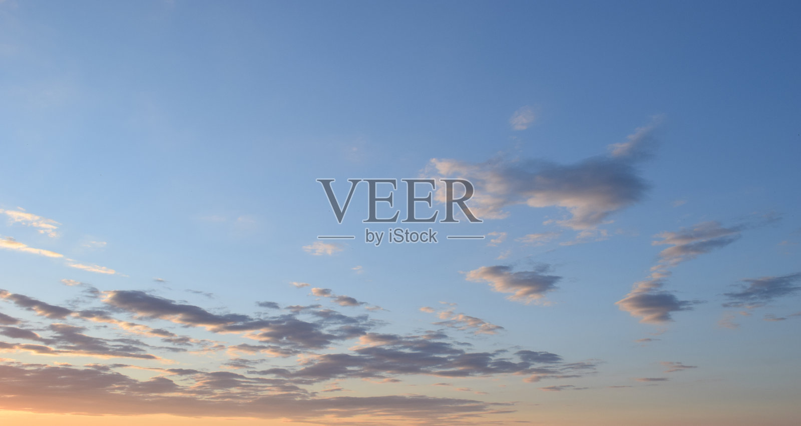 绚丽的橙色和蓝色天空与云彩照片摄影图片